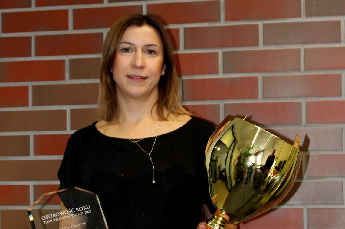 Justyna Szepieniec ze statuetką „Osobowość Roku Ziemi Krośnieńskiej"