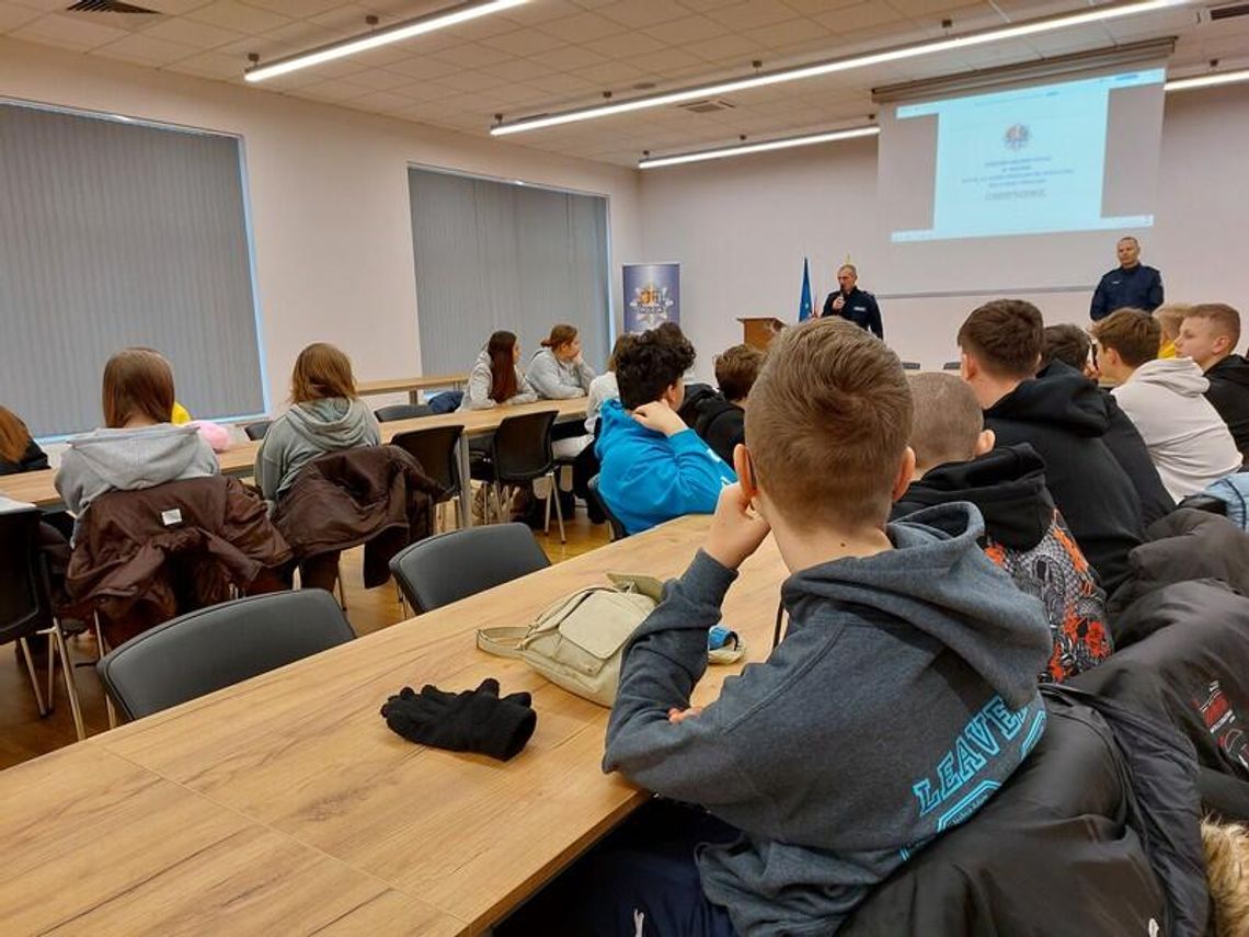 Uczniowie odwiedzają krośnieńskich policjantów w ramach inicjatywy „Policyjne wtorki z profilaktyką”