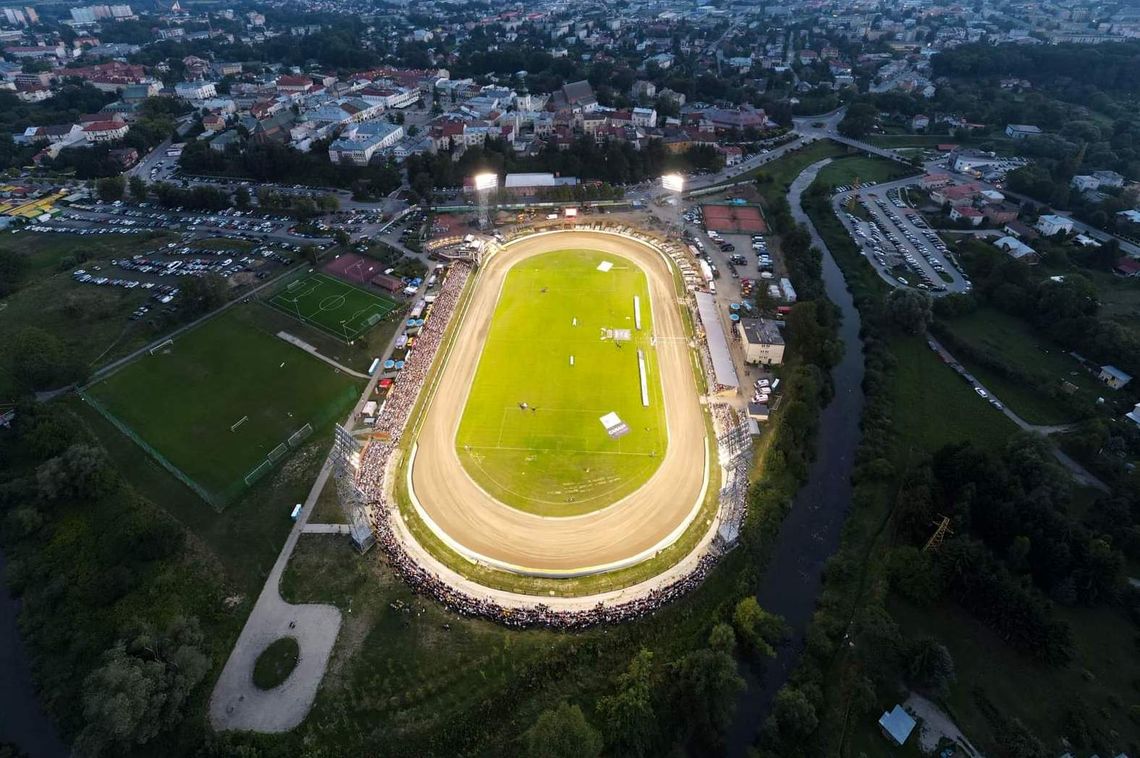 Karpaty Krosno zapraszają na "mecz rundy" w blasku jupiterów