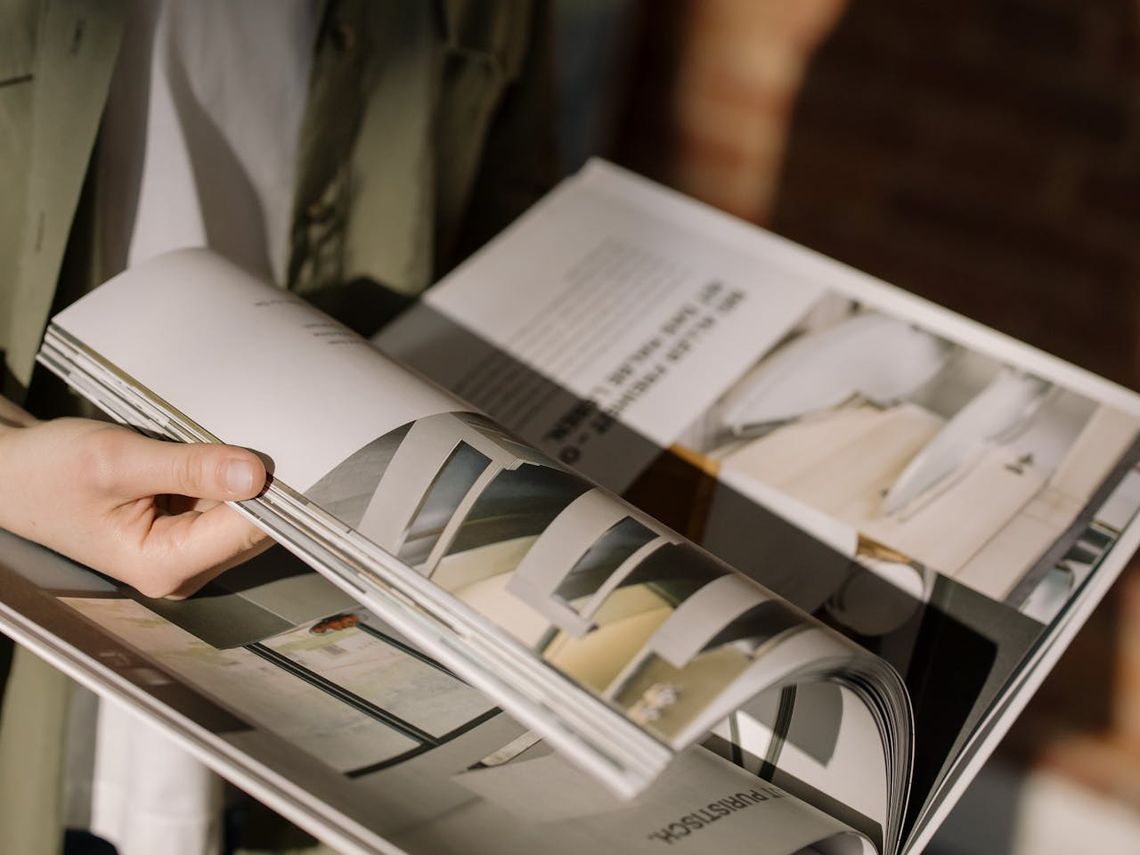 Katalogi i ulotki reklamowe: jak dobrać format komunikacji do celów biznesowych?