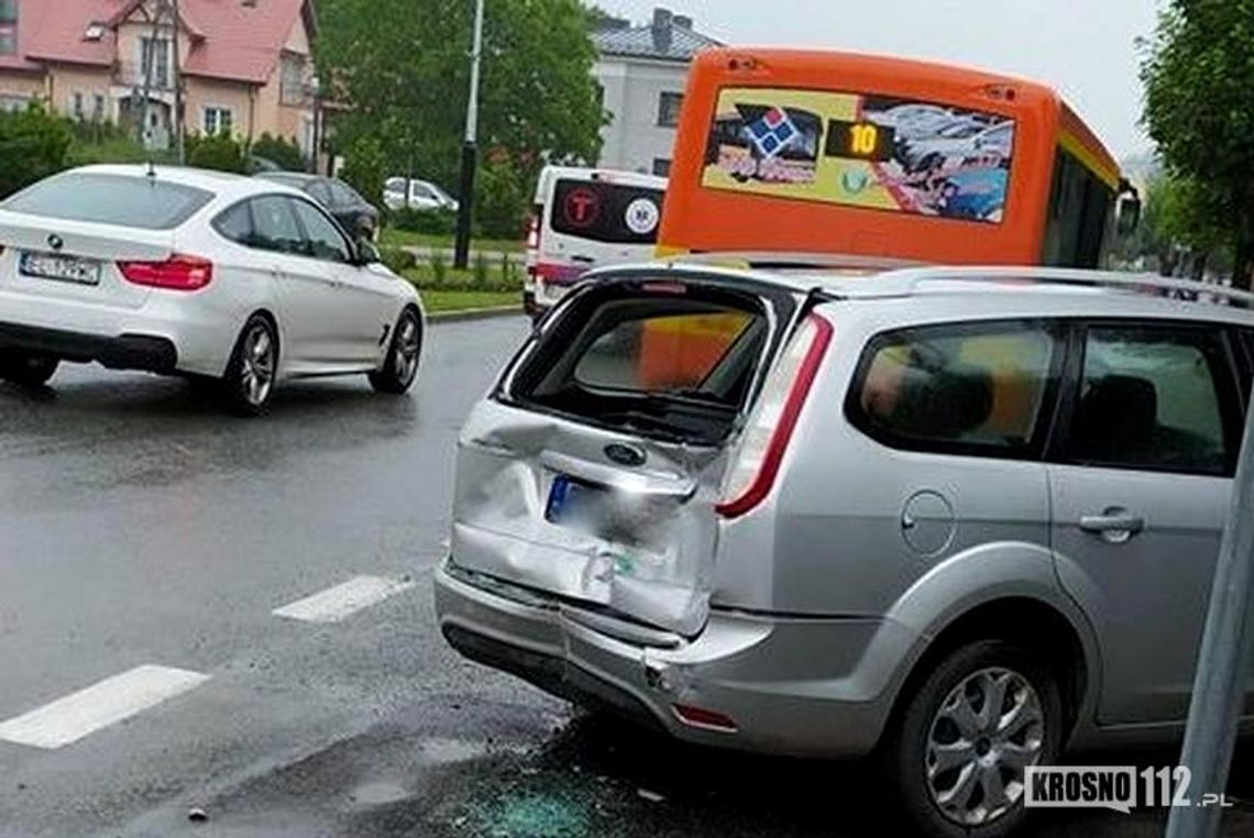Kierowca autobusu wjechał na tył auta zaparkowanego w zatoczce [AKTUALIZACJA]