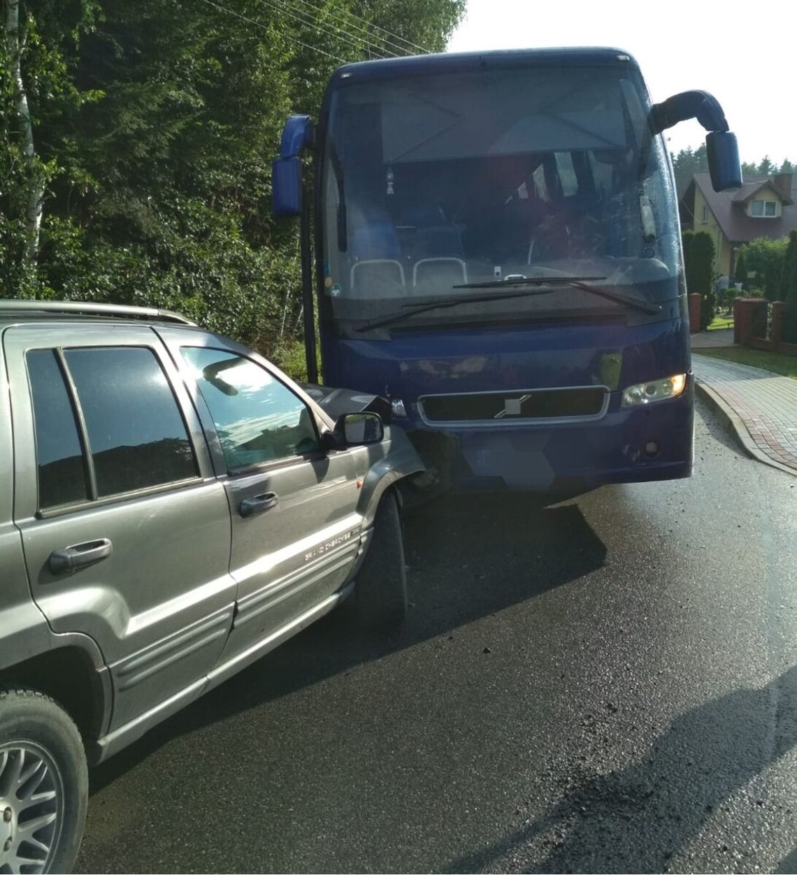 Kierowca autobusu sprawcą kolizji, a kierowca Jeepa nietrzeźwy