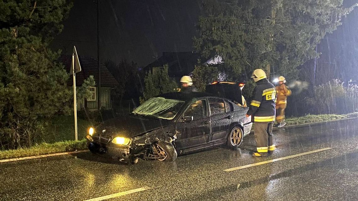 Kierowca BMW potrącił pieszego i wjechał w Toyotę