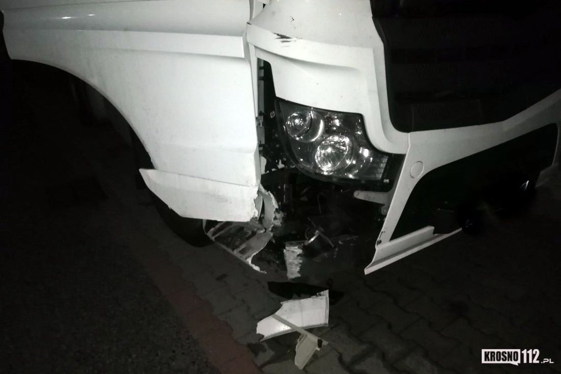 Kierowca ciężarówki na śliskiej nawierzchni stracił panowanie nad pojazdem