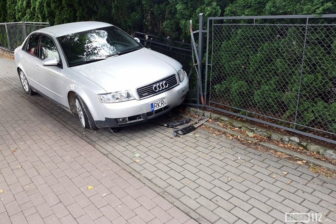 Kierowca ciężarówki spowodował kolizję. Audi wbiło się w ogrodzenie