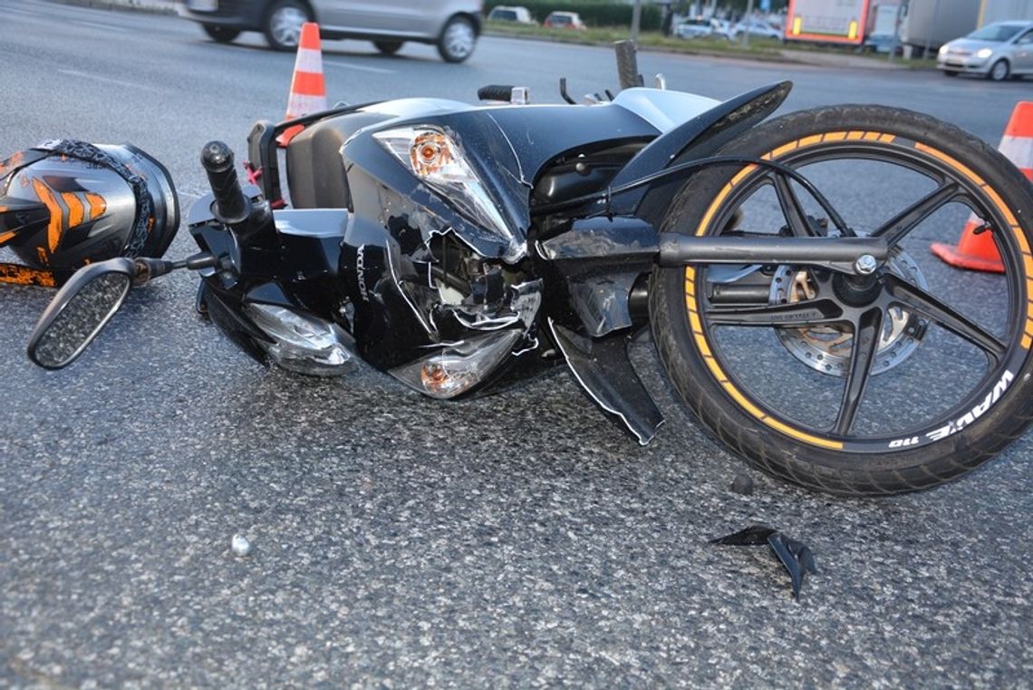 Kierowca ciężarówki wjechał na czerwonym. Ranny motorowerzysta