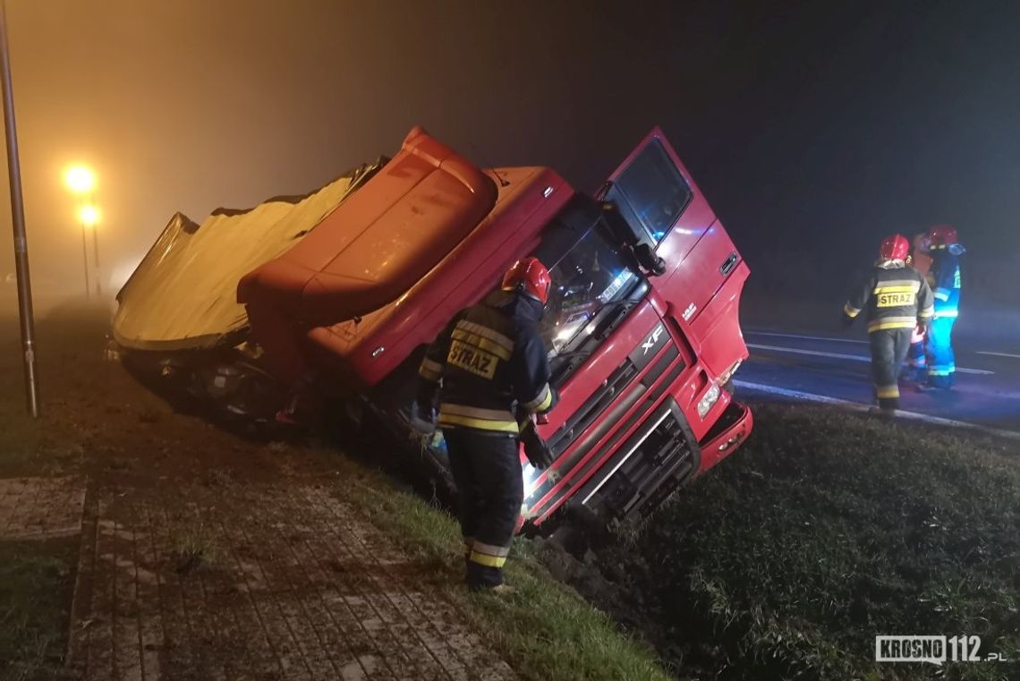 Kierowca ciężarówki zasnął za kierownicą. Auto wjechało do rowu