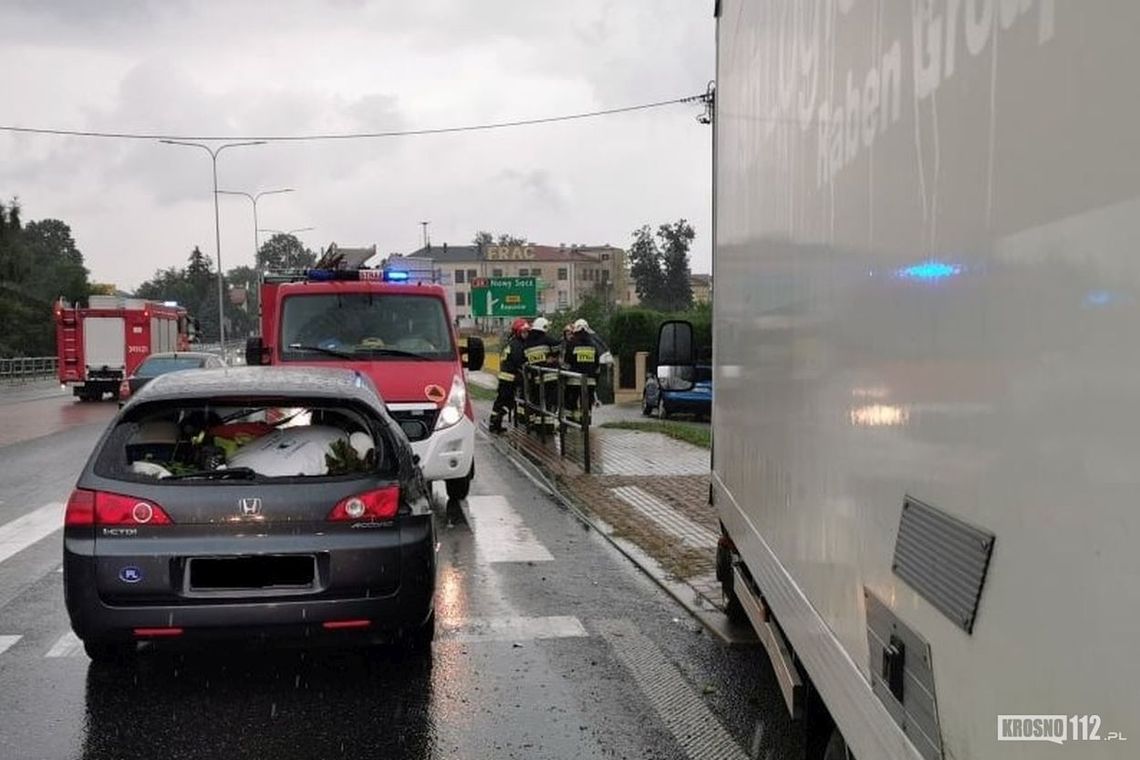 Kierowca dostawczaka najechał na tył osobówki. Kolizja na DK28