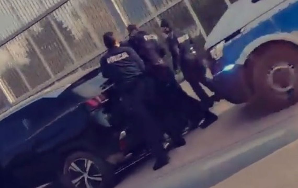Kierowca miał sądowy zakaz prowadzenia pojazdów. Stał się agresywny wobec policjantów
