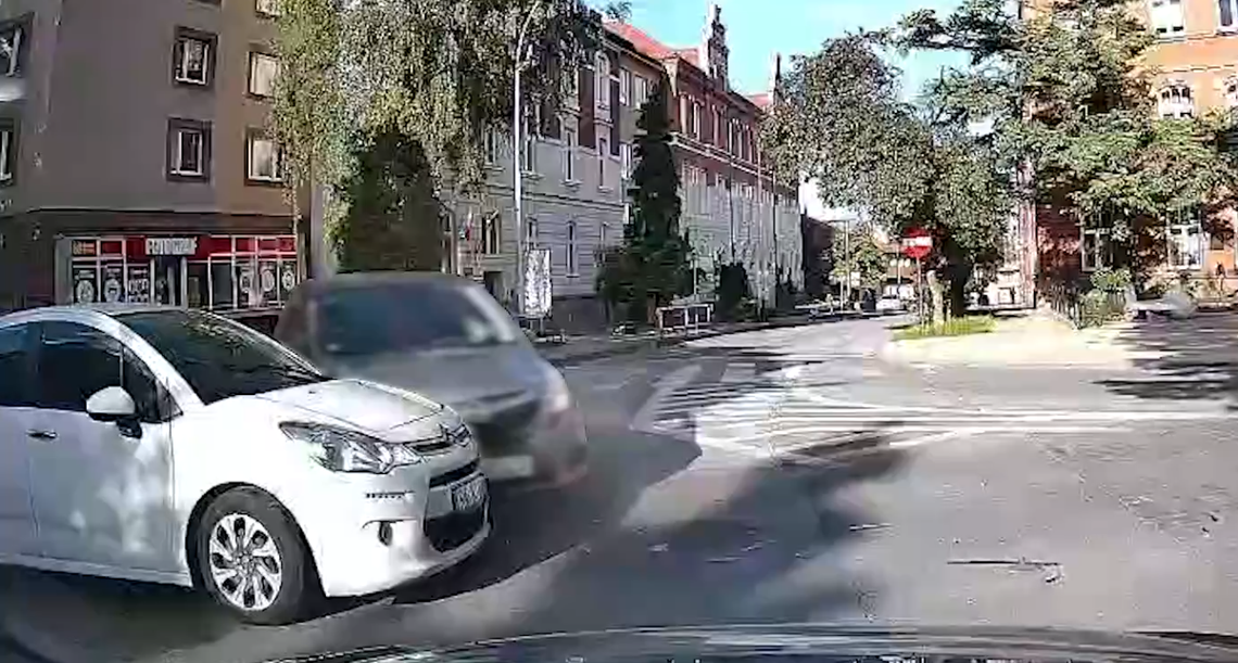 Kierowca Opla wyjechał kierującej Citroenem. Kolizja na Staszica [WIDEO]