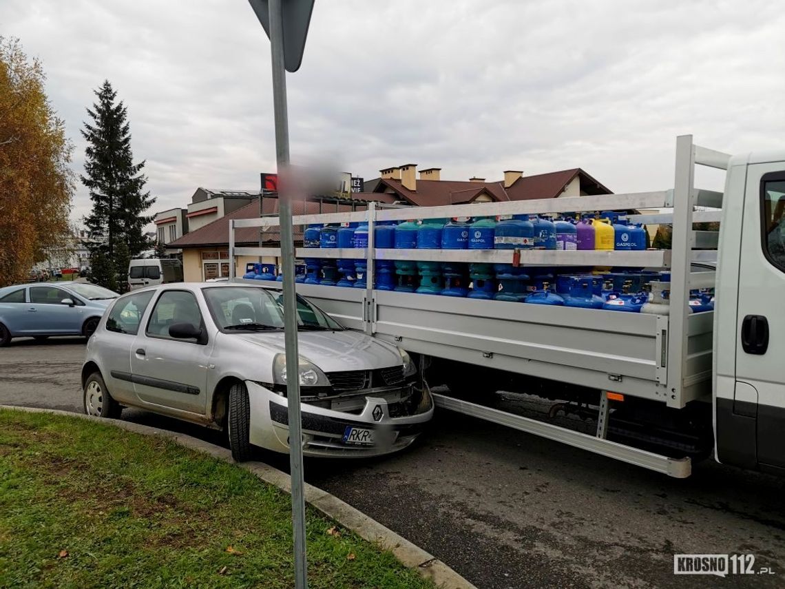 Kierowca osobówki wjechał w samochód przewożący butle z gazem