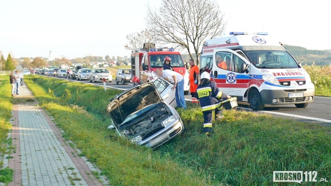 Kierowca Skody zjechał do rowu