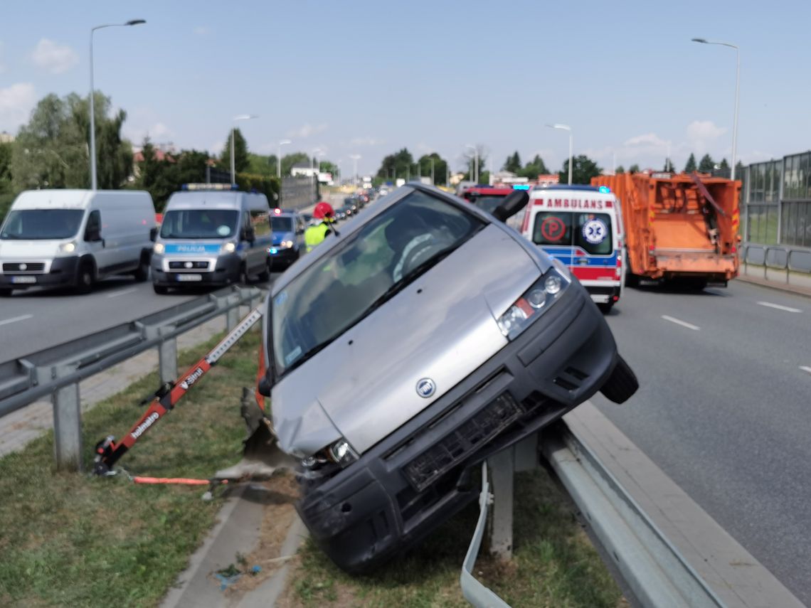 Kierowca stracił panowanie nad autem. Kolizja na DK28 w Krośnie