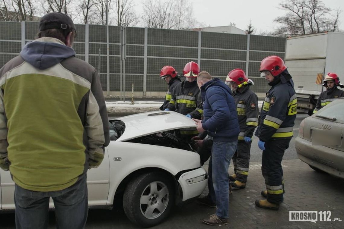Kierowca Volkswagena najechał na tył Audi. Poszkodowana kobieta