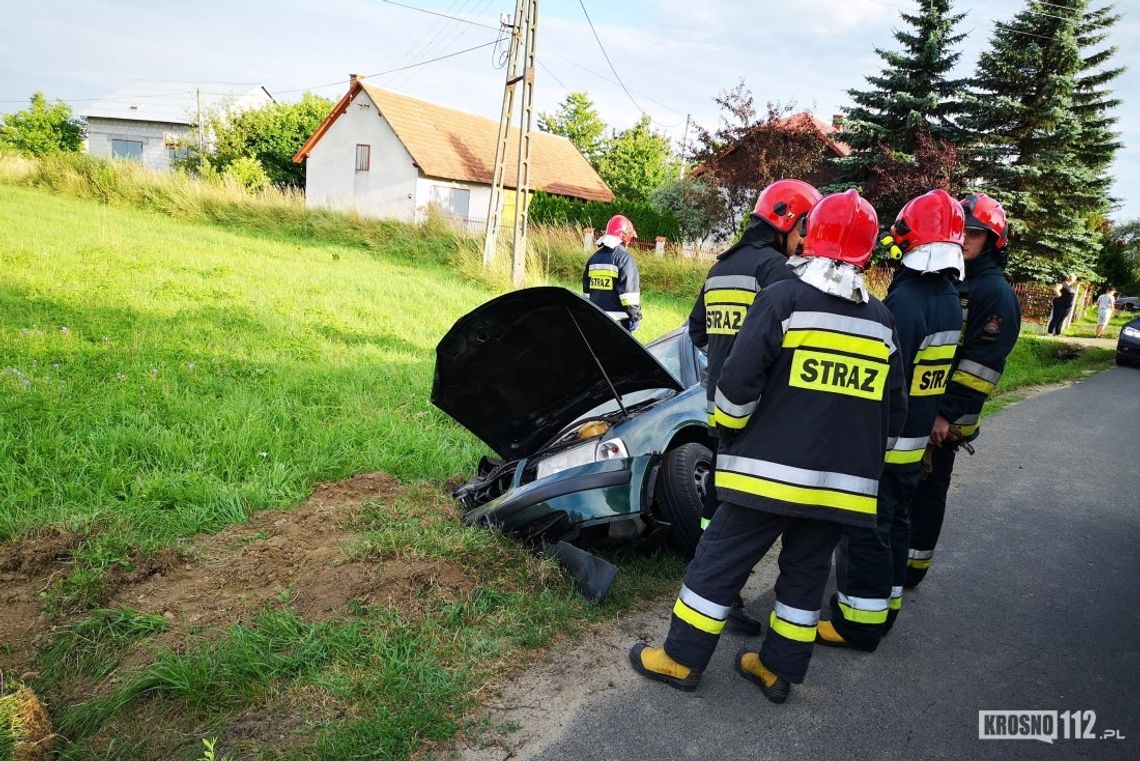 Kierowca volkswagena uderzył w mostek. Jedna osoba ranna