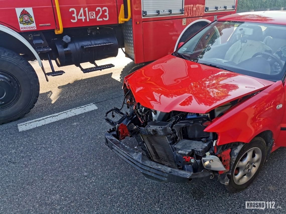 Kierowca volkswagena wjechał w kia. Zawracał na przystanku