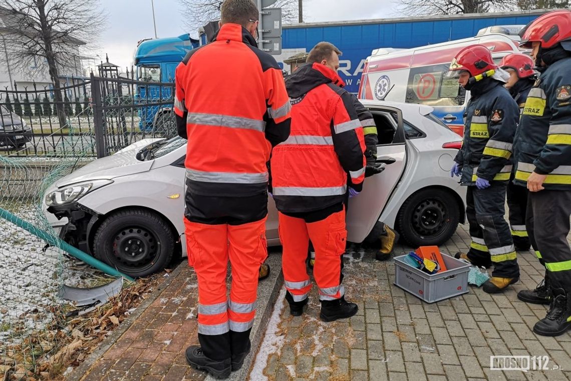 Kierowca zasłabł i wjechał samochodem w ogrodzenie