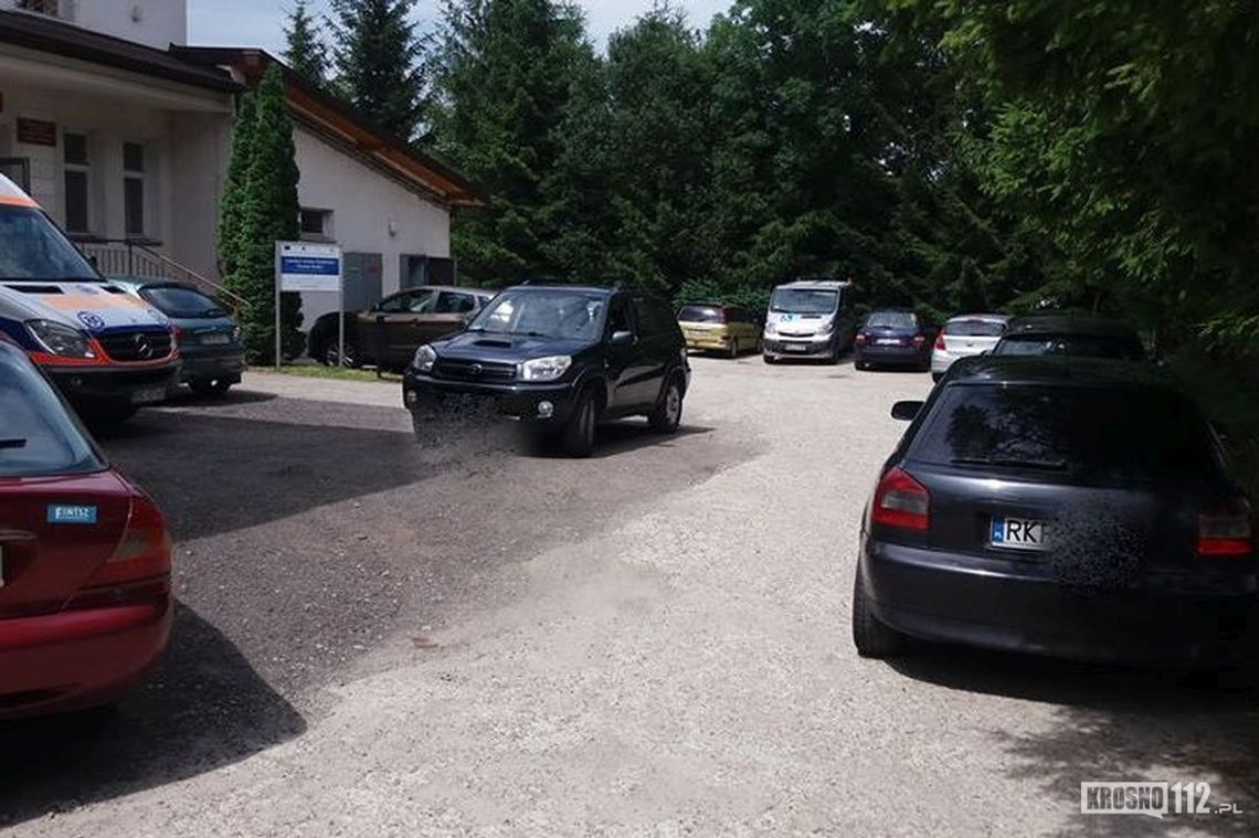 Kierowcy nagminnie zastawiają wyjazd dla karetki w Miejscu Piastowym