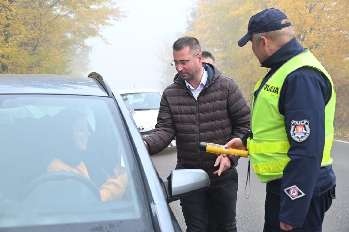 Kierowcy w centrum uwagi policjantów i urzędników gminy Miejsce Piastowe