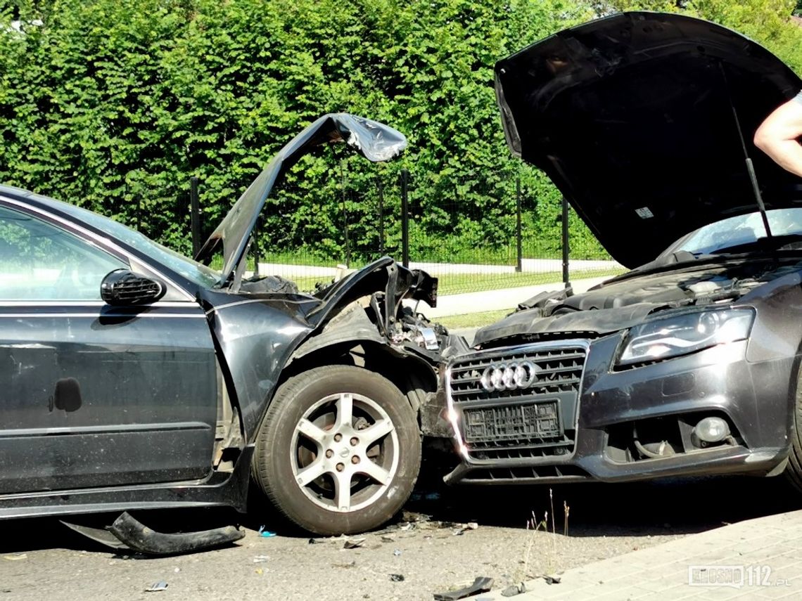 Kierująca audi wjechała wprost w nissana. Zderzenie dwóch samochodów na Chopina