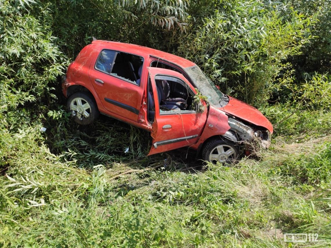 Kierująca renault straciła panowanie nad pojazdem i wjechała do rowu