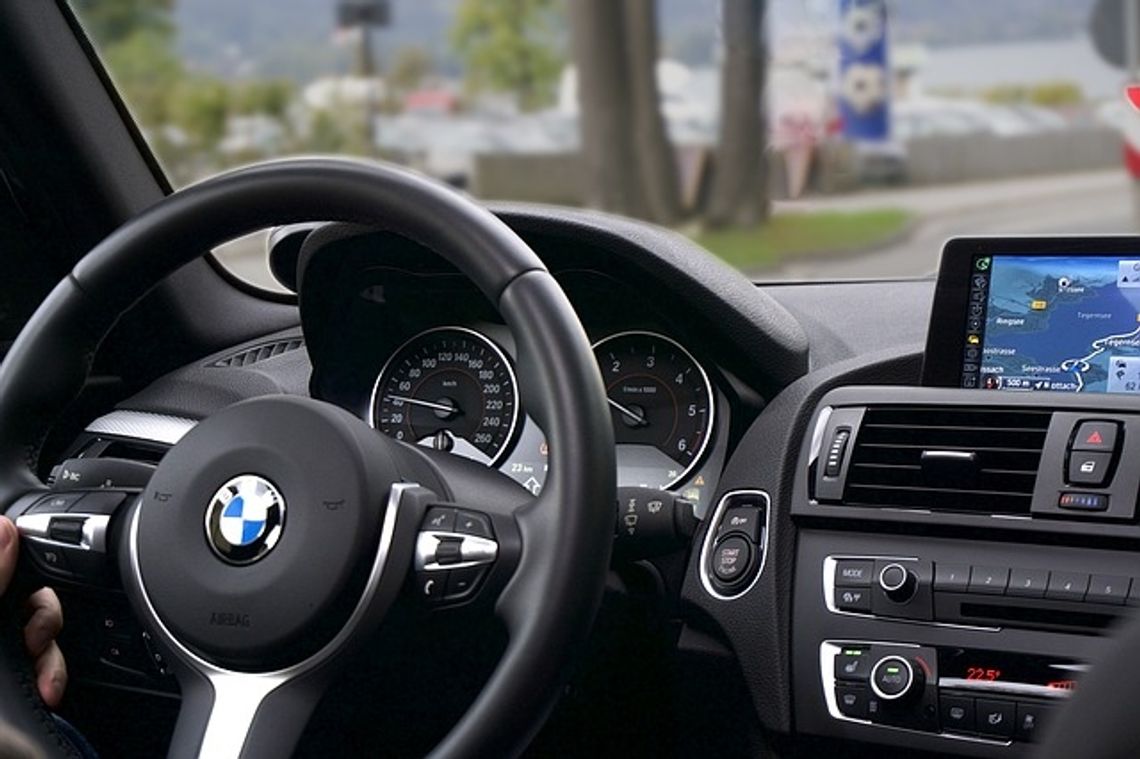 Kierujący BMW przekroczył prędkość. Był pijany