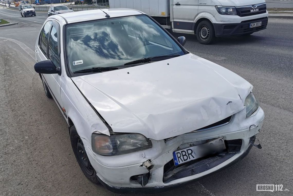 Kierujący Hondą najechał na tył Mazdy. Do zdarzenia doszło przed remontowanym wiaduktem