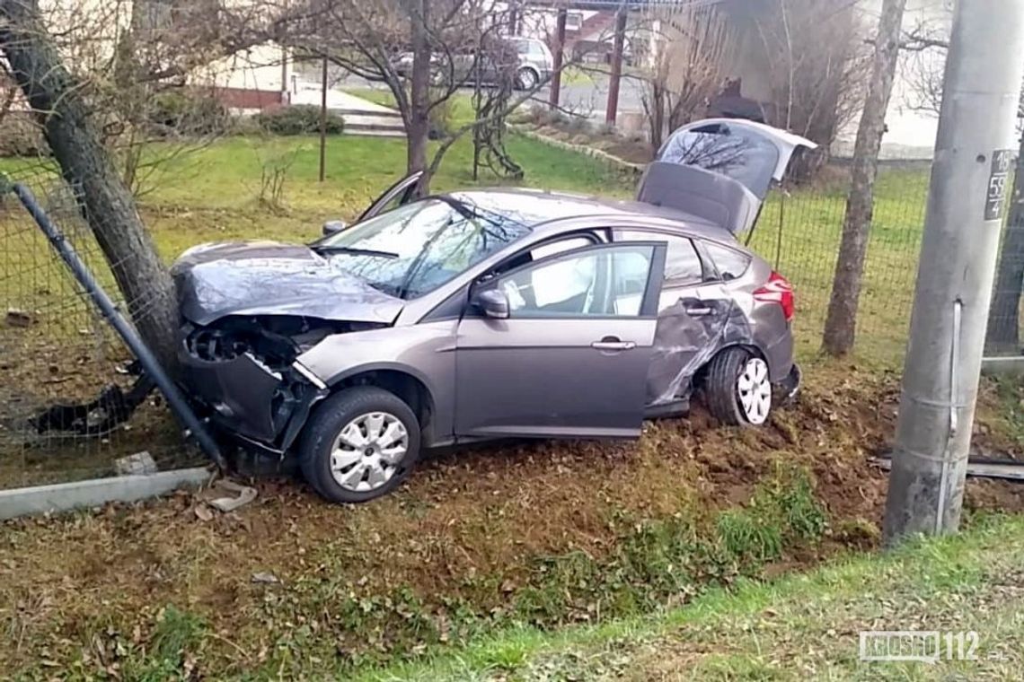 Kierujący samochodem wjechał w ogrodzenie. Utrudnienia na DK19