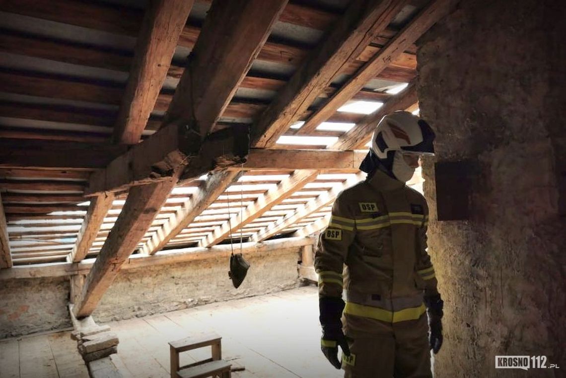 ? Kilkanaście interwencji straży pożarnej po wichurze, m.in. zerwany dach na kamienicy w Krośnie