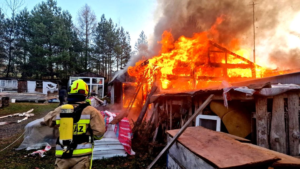 Kilkudziesięciu strażaków gasiło pożar stolarni. Właściciel lekko ranny Kilkudziesięciu strażaków gasiło pożar stolarni. Właściciel lekko ranny