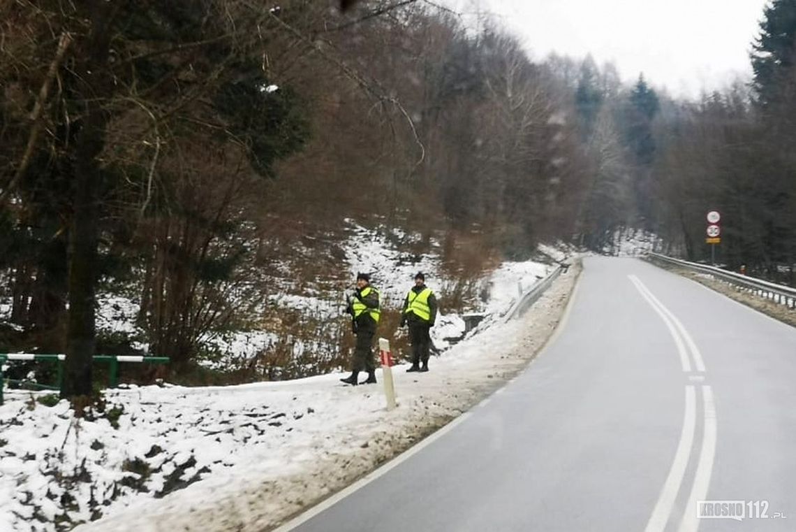 Kilkudziesięciu żołnierzy na drodze pomiędzy Tylawą, a Jaśliskami
