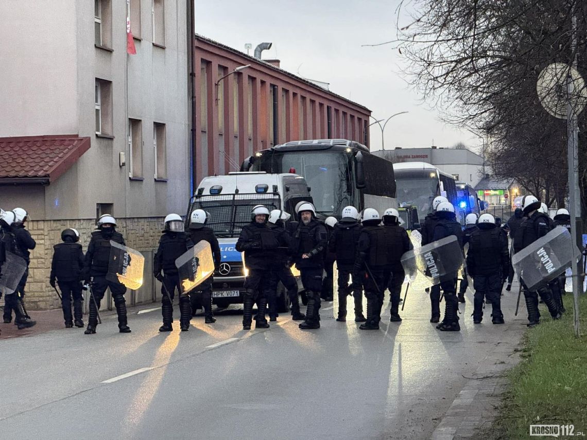 Kilkuset policjantów pilnuje bezpieczeństwa podczas meczu Karpat Krosno z Czarnymi Jasło Kilkuset policjantów pilnuje bezpieczeństwa podczas meczu Karpat Krosno z Czarnymi Jasło
