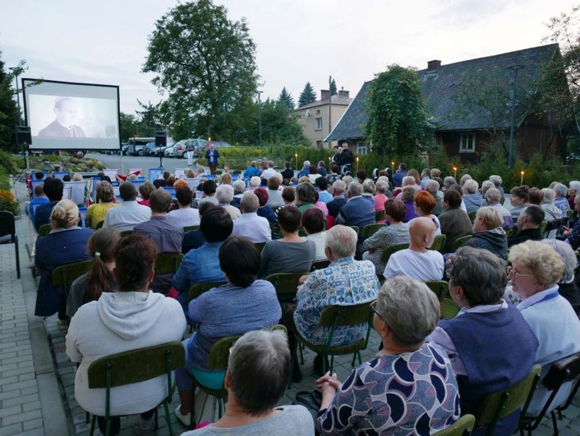 Kino w plenerze. Na cykl „Wieczór z Niepodległą” zaprasza gmina Miejsce Piastowe