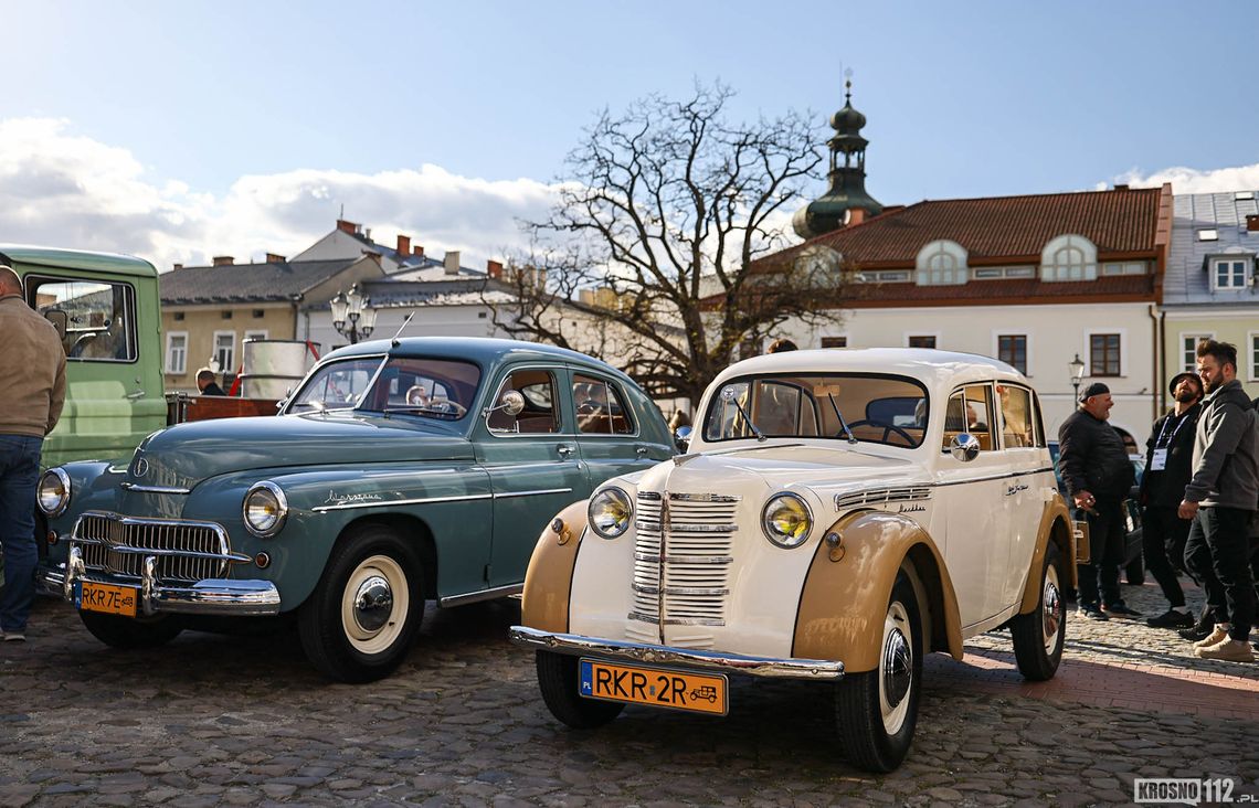 Klasyki opanowały krośnieński Rynek. Tłumy na wieczornym spotkaniu miłośników motoryzacji