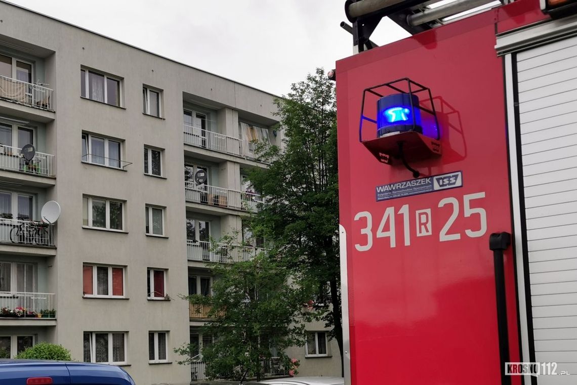Kobieta chciała wyskoczyć z okna w bloku przy Tysiąclecia