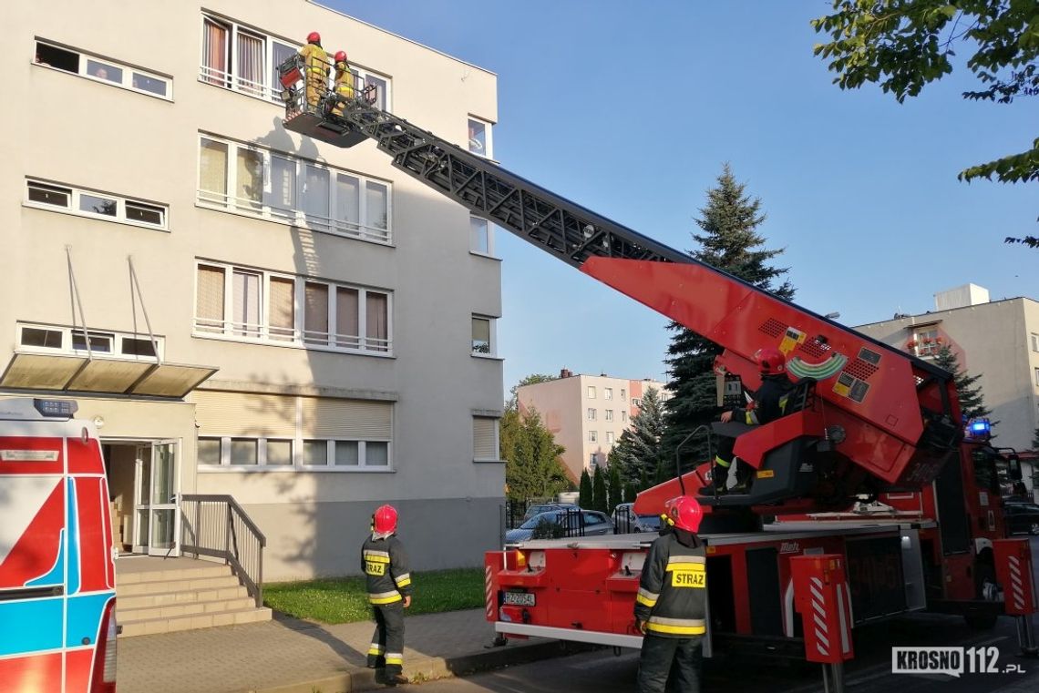 Kobieta potrzebowała pomocy. Strażacy za pomocą drabiny weszli do jej mieszkania