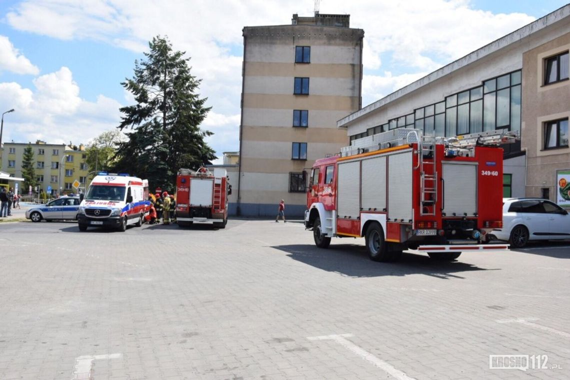 Kobieta przechodziła przez drogę w niedozwolonym miejscu. Została potrącona