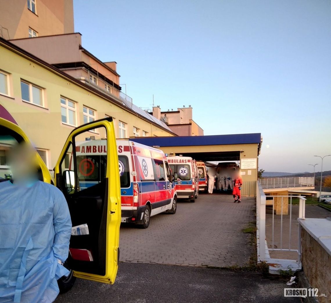 Kolejka karetek na Szpitalny Oddział Ratunkowy w Krośnie [ZDJĘCIE DNIA]