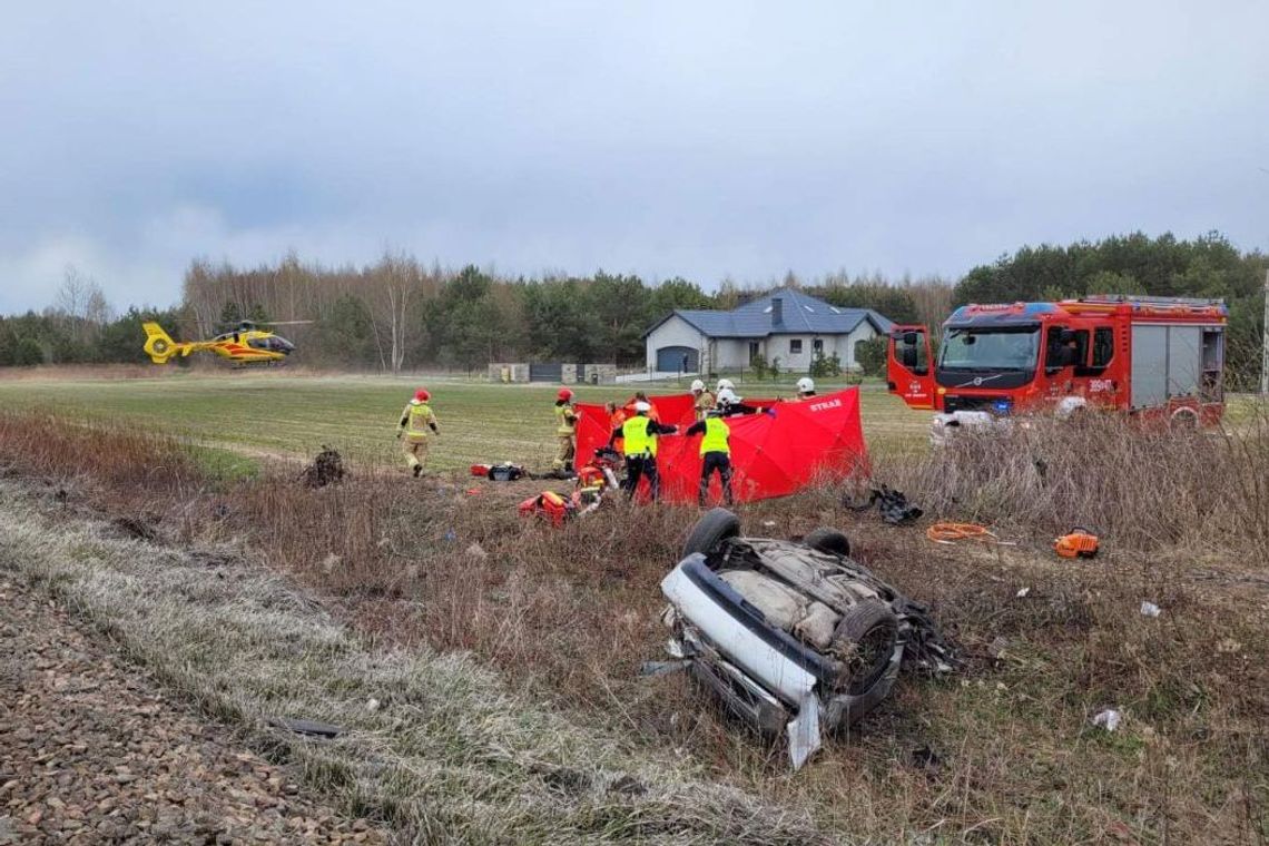 ? Kolejna tragedia na przejeździe kolejowym. Kobieta i mężczyzna nie żyją, dziecko w szpitalu [AKTUALIZACJA]