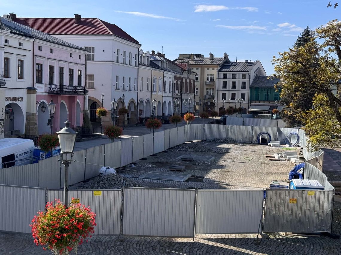 Kolejne prace na Rynku w Krośnie. Drzewa, kamienne elementy i iluminacja zabytków