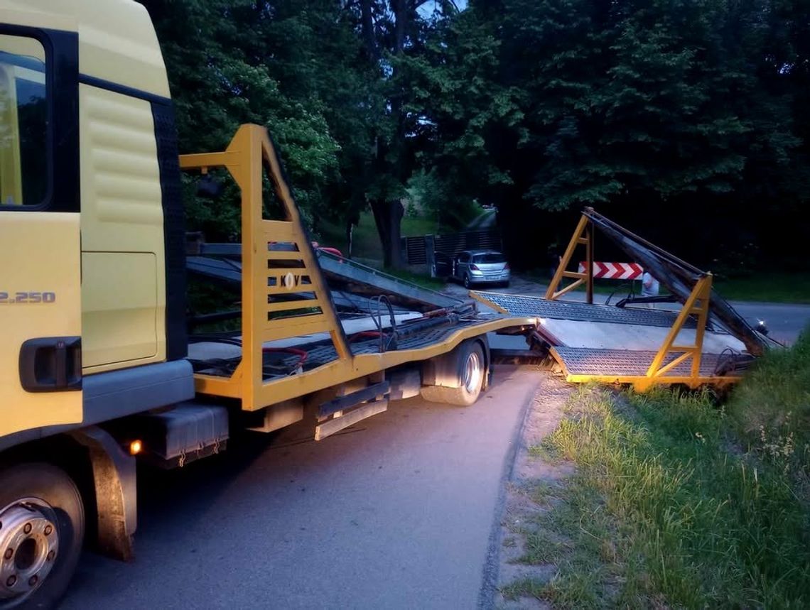 Kolejny pojazd w rowie na Kamienieckiego w Odrzykoniu. Tym razem laweta