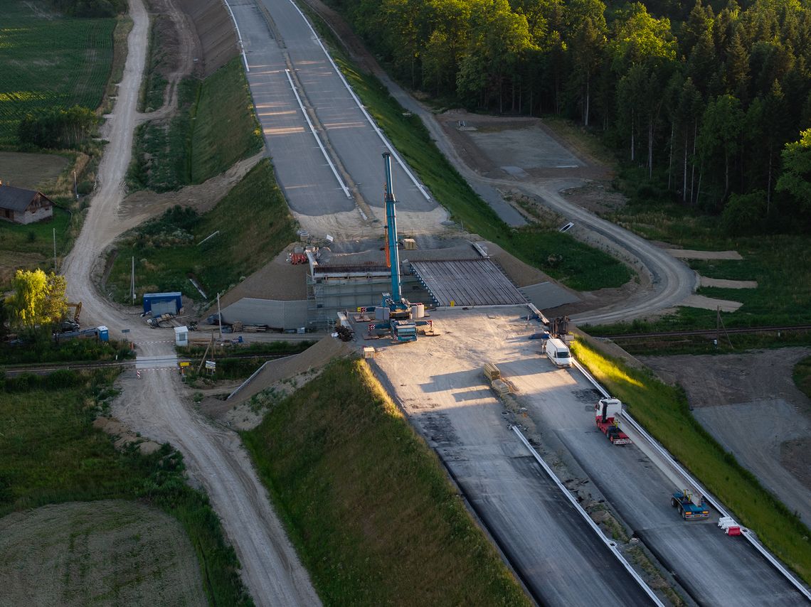Kolejny ważny etap budowy S19 zakończony. Zamontowano ostatnie belki typu T