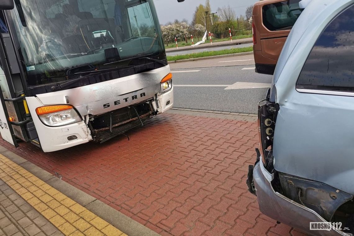 Kolizja autobusu i dwóch samochodów osobowych na Korczyńskiej