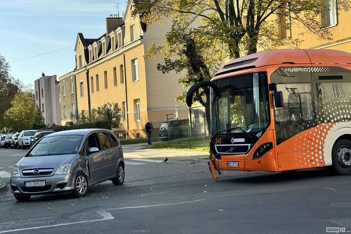 Kolizja autobusu i osobówki na skrzyżowaniu Kolejowej, Tysiąclecia i Wyzwolenia