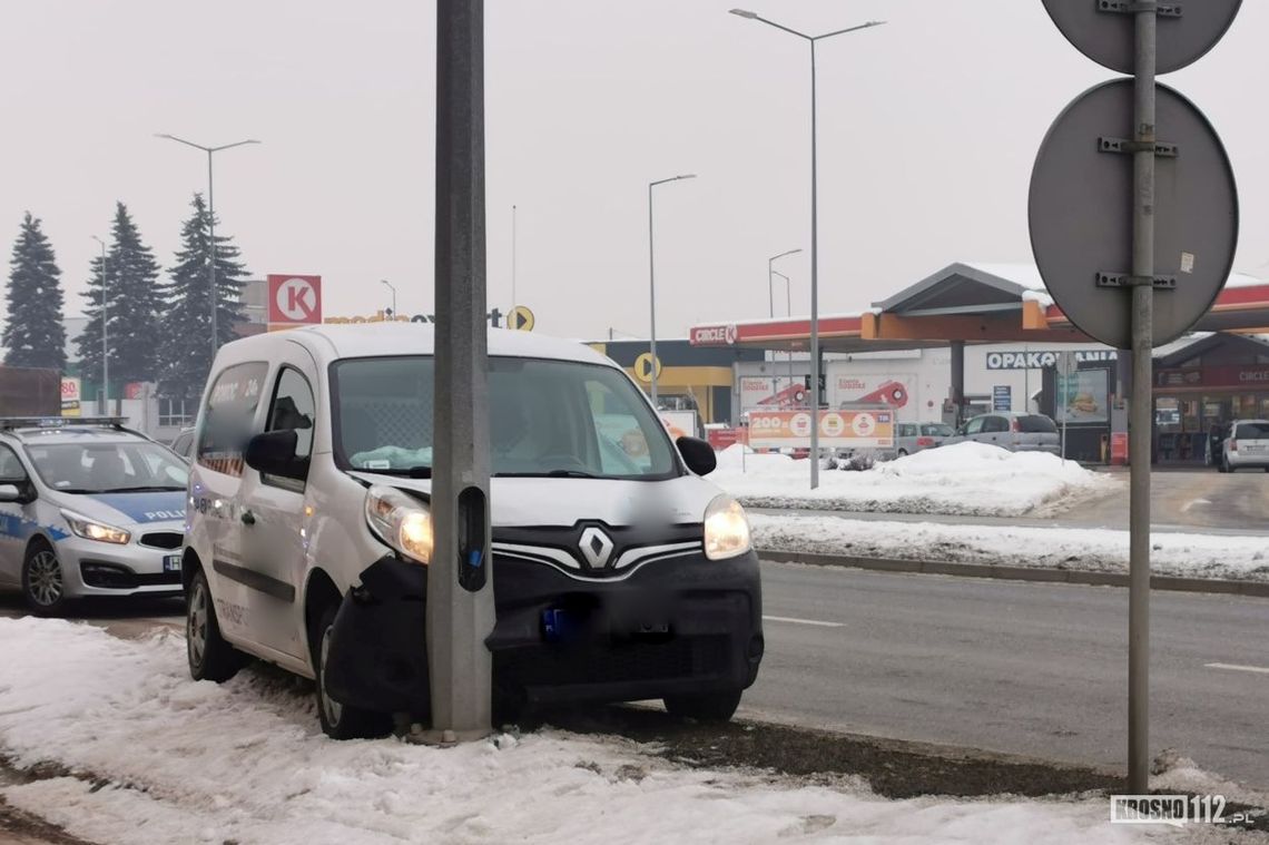 Kolizja dwóch samochodów. Jeden z nich wjechał w latarnię