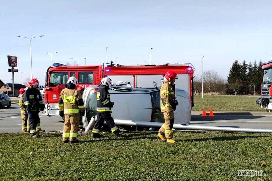 Kolizja dwóch samochodów na Bieszczadzkiej (DK28). Uszkodzona latarnia