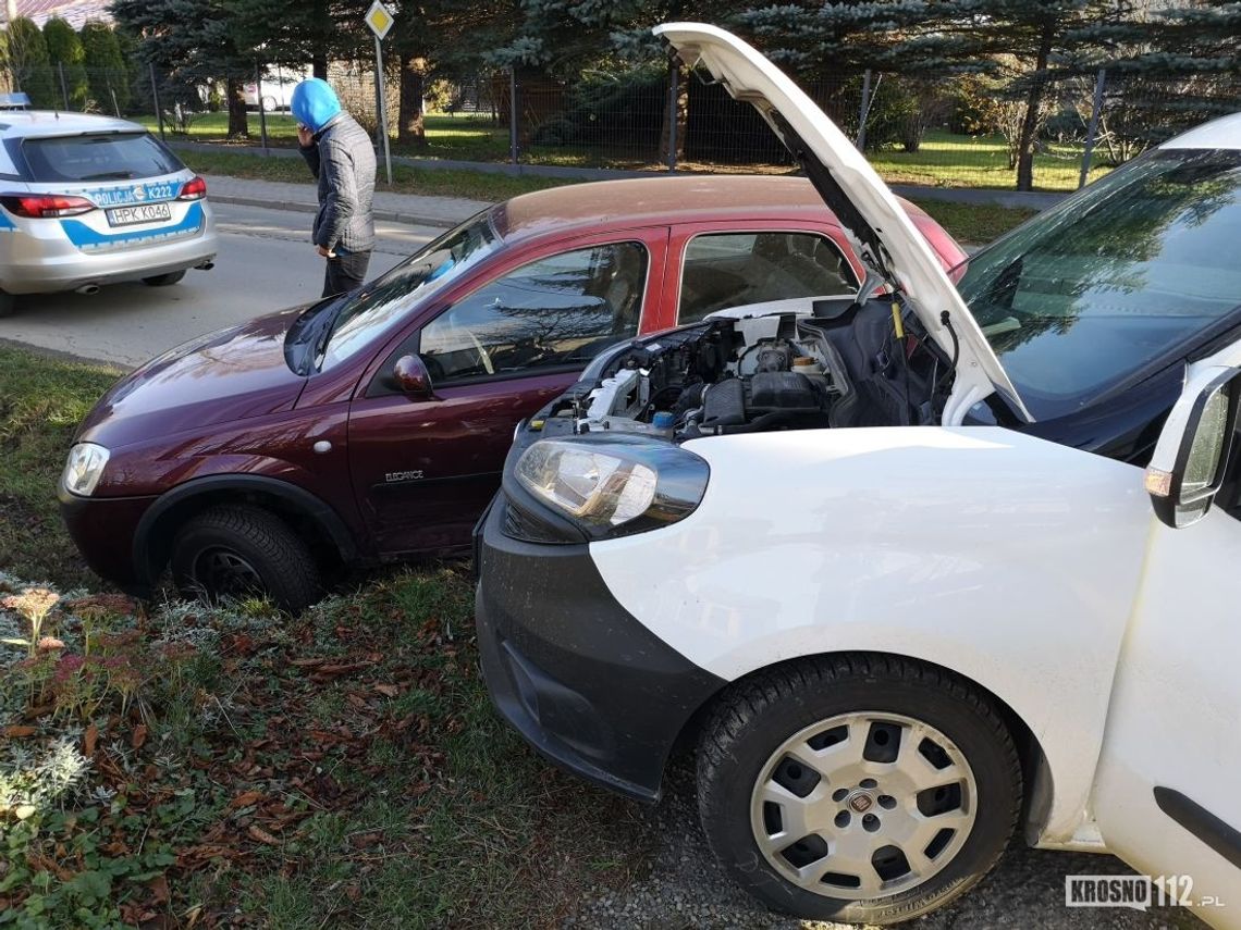 Kolizja Fiata i Opla na ul. Kolejowej w Rymanowie