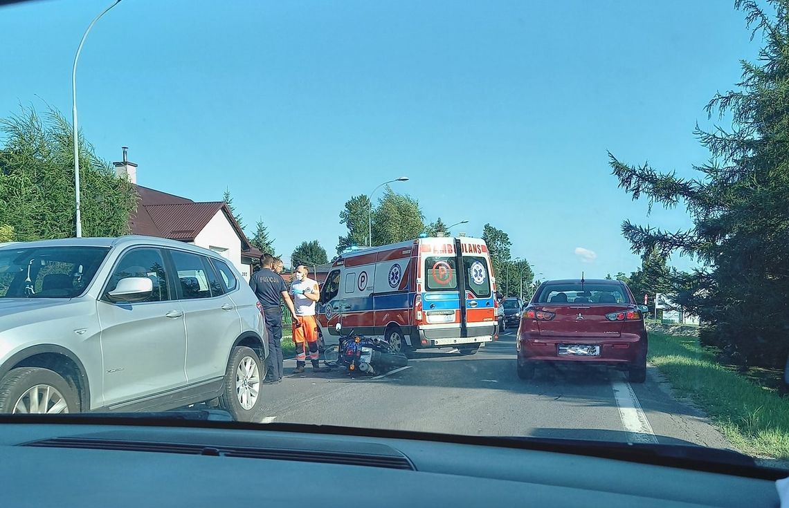 Kolizja motocykla z samochodem osobowym w Iwoniczu