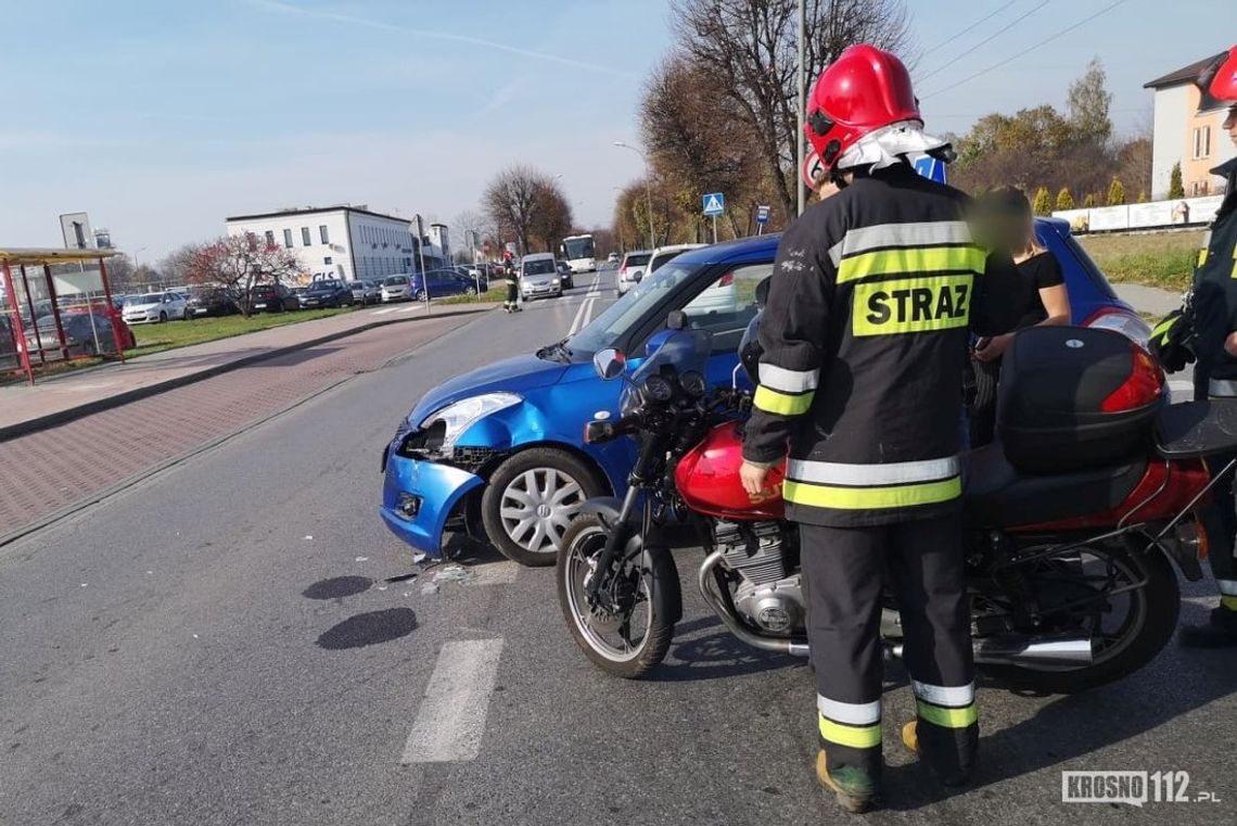 Kolizja motocyklisty i samochodu nauki jazdy