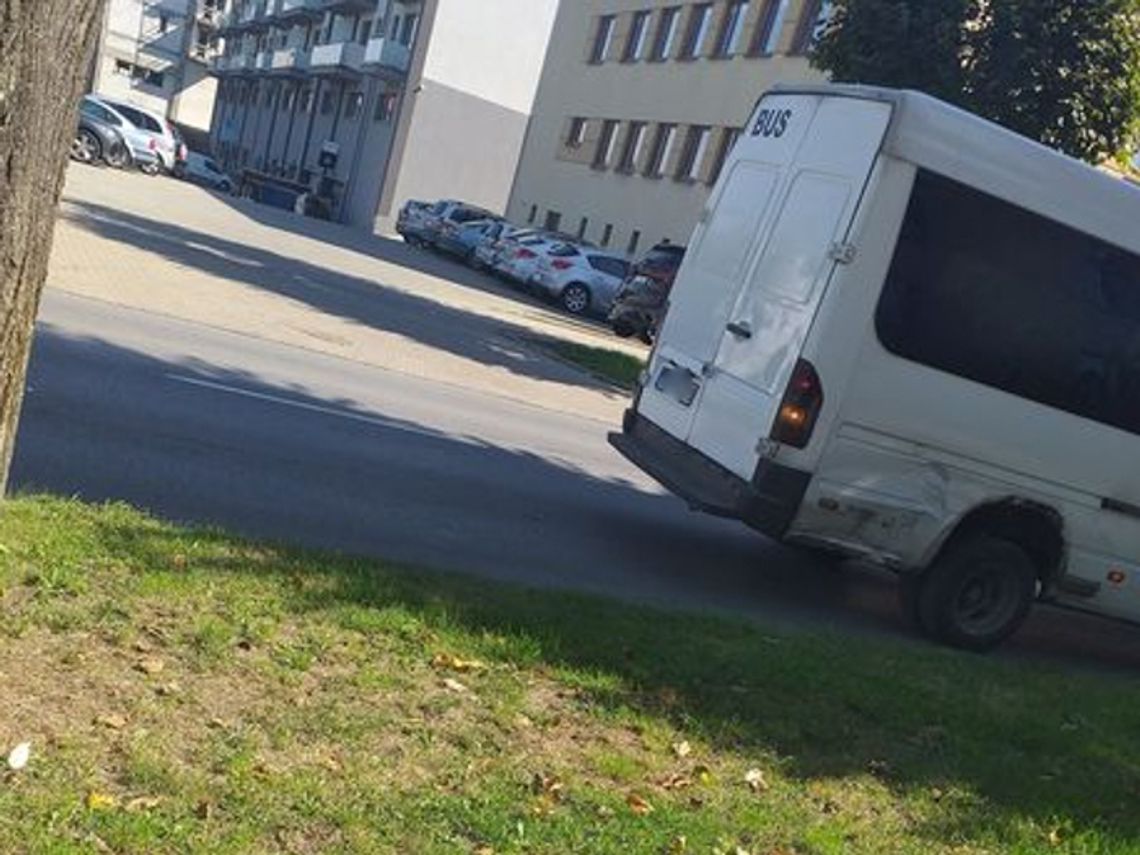 Kolizja motocyklisty z busem na ulicy Tysiąclecia
